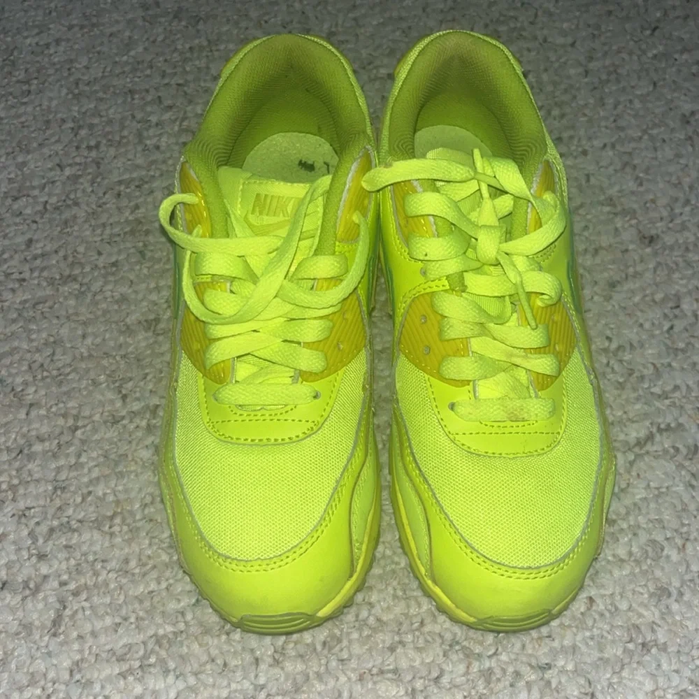Neon on yellow - Nike Air Max 95